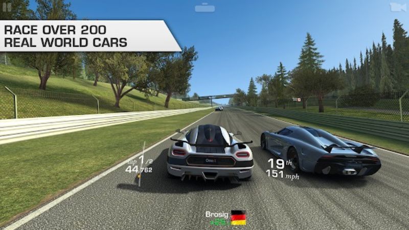 Tải Real Racing 3 MOD APK (Vô Hạn Tiền, Menu) v14.0.1 2 Gameplay Real Racing 3 MOD APK khi vào cua.